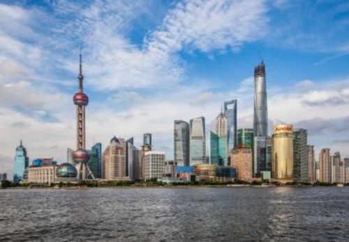 东方明珠下的上海,历史与现代的交响曲